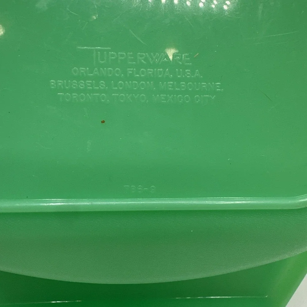 Tupperware 786-9 Green Double Handle Bowl Made USA Vintage